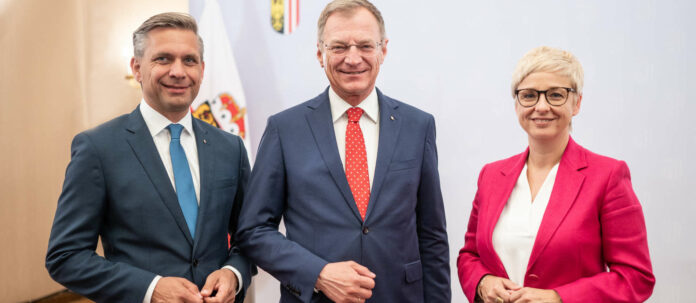 Ekonomik açıdan güçlü Yukarı Avusturya'yı sosyal sorumluluk açısından da görün: LH Thomas Stelzer (ortada), WKOÖ Başkanı Doris Hummer ve Sosyal LR Wolfgang Hattmannsdorfer.