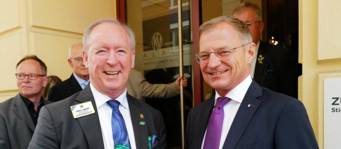 LH Thomas Stelzer begrüßte den Lions-Weltpräsidenten Brian Sheehan (l.) in der oö. Landeshauptstadt.