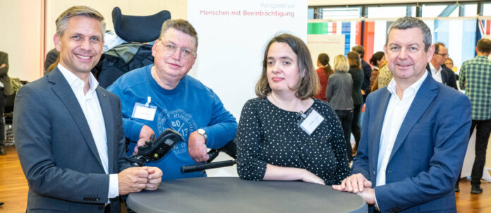 V. l.: LR Hattmannsdorfer, IVMB-Obmann Alfred Prantl, Franziska Mitter (Kompetenznetzwerk Informationstechnologie zur Förderung der Integration von Menschen mit Behinderungen) und Fronius-CIO Lenzeder.