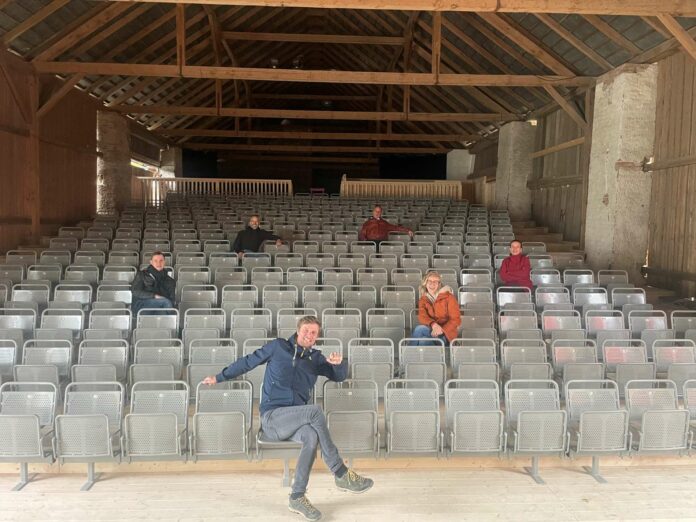 Die „gigantisch ansteigende Zuschauertribüne in Holzbauweise mit neuen Sesseln“, so Julia Ribbeck, testet das Ensemble im Kulturhof Perg schon einmal.