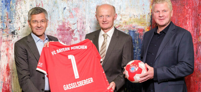 Hausherr Franz Gasselsberger (M.) begrüßte FCB-Boss Herbert Hainer (l.) und Ex-Profi Stefan Effenberg (r.).