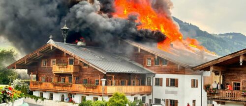 TIROL: GROSSBRAND AUF BAUERNHOF IN KITZBHEL