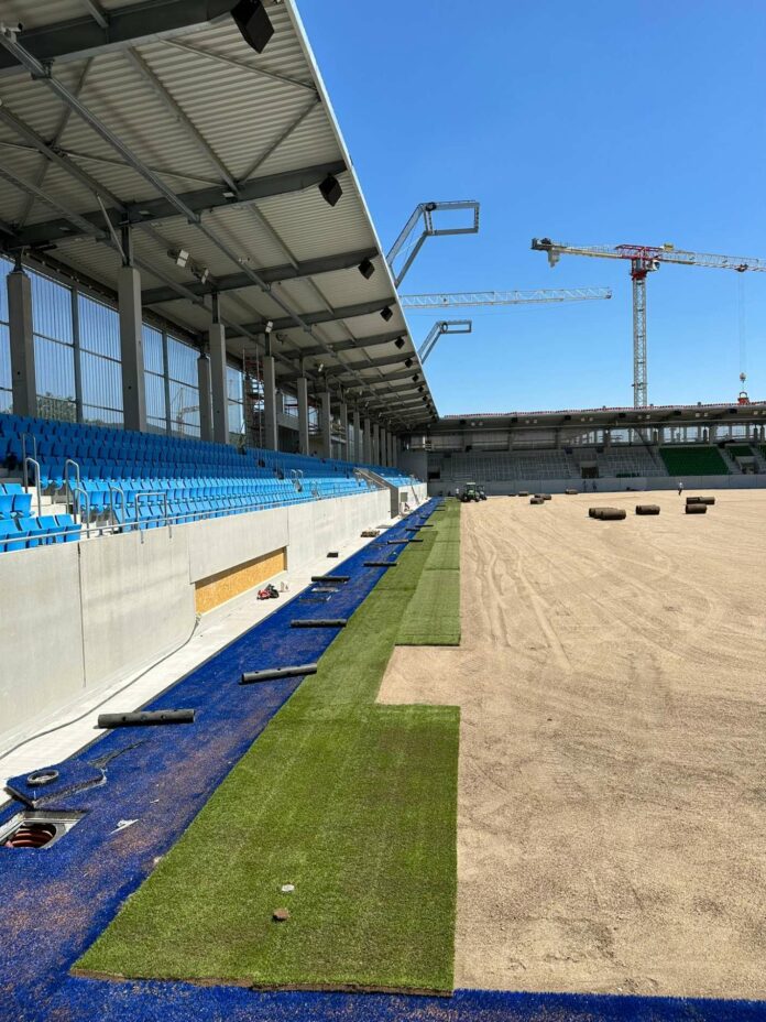 Während im neuen Hofmann Personal Stadion aktuell der grüne Rasen verlegt wird, will Blau-Weiß Stürmer Matthias Seidl (kl. Bild) mit einem Angebot zur Verlängerung den roten Teppich ausrollen.