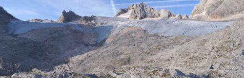 Das Panorama ist beeindruckend, doch der Hallstätter Gletscher ist 2022 zum Schatten seiner selbst geworden. Das vergangene Jahr hat de