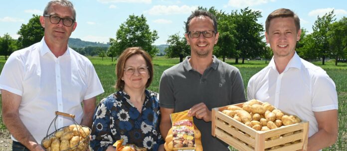 Sezon başlangıcı: (soldan) LK Başkanı Waldenberger, patates çiftçileri Regina ve Bernhard Mayer ve patates sözcüsü Paminger.