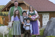 Bianca und Johann Handl (mit Kindern Christina, Tobias und Michael) vom Ziegenhof Ebnater in Tiefgraben erhielten den Preis für ihren Krenaufstrich.