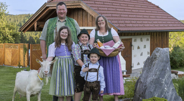 Bianca und Johann Handl (mit Kindern Christina, Tobias und Michael) vom Ziegenhof Ebnater in Tiefgraben erhielten den Preis für ihren Krenaufstrich.
