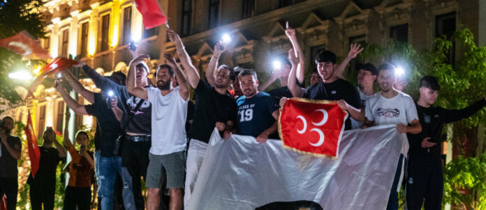 Avusturya-Türkiye aşırıcılık potansiyeli: Erdoğan destekçileri idollerinin Viyana'daki seçim zaferini kurt selamı ve üç hilal gibi yasak gri kurt sembolizmiyle kutluyorlar.