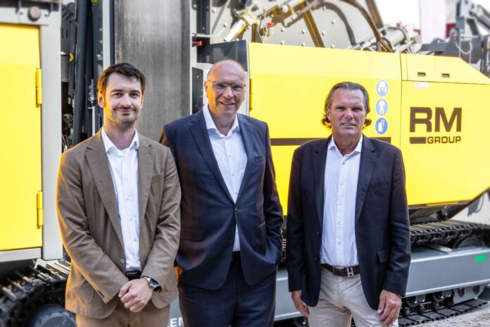 RM CEO'su Hanisch (ortada), CFO Weissenberger (sağda) ve Cleantech İş Kümesi Yukarı Avusturya'dan Dorian Wessely ile birlikte.