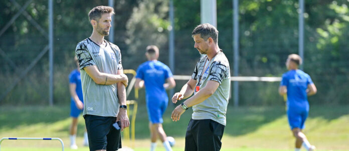 Sportdirektor Christoph Schösswendter (l.) und Trainer Gerald Scheiblehner suchen noch einen Stürmer.