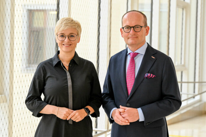 Başkan Doris Hummer ve Direktör Gerald Silberhumer, WKOÖ'nün Leonding'deki Oberbauergut'taki yaz resepsiyonunda ekonomide daha fazla gerileme olacağı konusunda uyarıda bulundu.