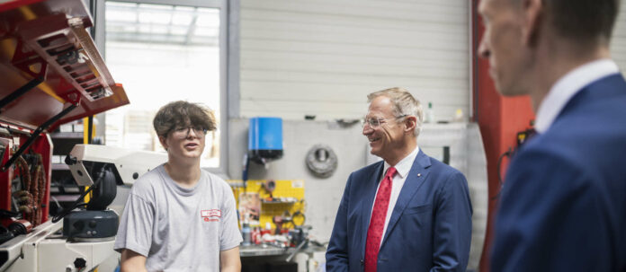 Ein Lehrling von Rosenbauer International im Gespräch mit Landeshauptmann Thomas Stelzer und CEO Sebastian Wolf.