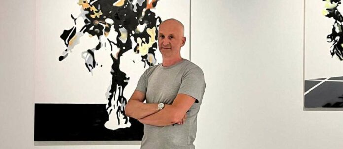 Markus Huemer und sein Werk: „Auf dem Gemälde ist kein Platz für die Kiwi“ (2020, l) und „Extinction Rebel (47) - ,Voodoo 4 4500'“ (2020)