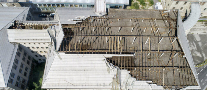 Ein Unwetter fegte das Blechdach von der alten Lederfabrik in Mattighofen. Teile davon flogen bis zu 100 Meter weit.