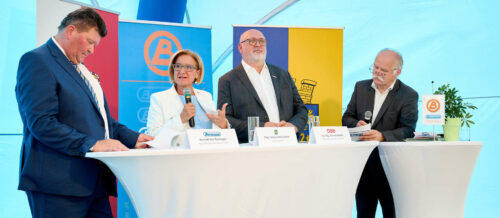 Großer „Eröffnungsbahnhof“ gestern für den nächsten Bernegger-Standort mit Anschlussbahn in Leobendorf (v. l.): Geschäftsführer Kurt Bernegger, LH Johanna Mikl-Leitner, ÖBB-Chef Andreas Matthä und Moderator Ewald Schnabl.