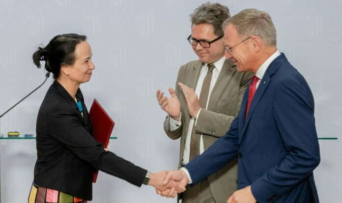 IDSA Temmuz'da göreve başladığında (soldan sağa): Kurucu Başkan Stefanie Lindstaedt, Eğitim Bakanı Martin Polaschek (ÖVP) ve Linz Valisi Thomas Stelzer (ÖVP).