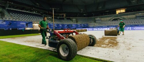 Premiere: Die 250 Rollen für das WM-Spielfeld in der SAP-Arena wurden erst gestern verlegt.