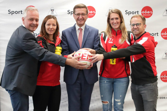 Sport-Landesrat Markus Achleitner (kl. Bild) drückt Katharina Lackinger (gr.) und Co. bei der Heim-EM die Daumen.