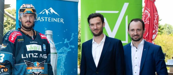 Spieler Andreas Kristler (l.) präsentierte das neue Heimtrikot mit Spitz-CEO Walter Scherb (M.) und VKB-Vorstand Markus Auer.
