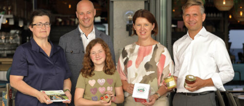 Seminarbäuerin Monika Selinger, Familienbund-Obmann Martin Hajart, LR Michaela Langer-Weninger und LR Wolfgang Hattmannsdorfer präsentieren eine Station der Natur:Werkstatt.