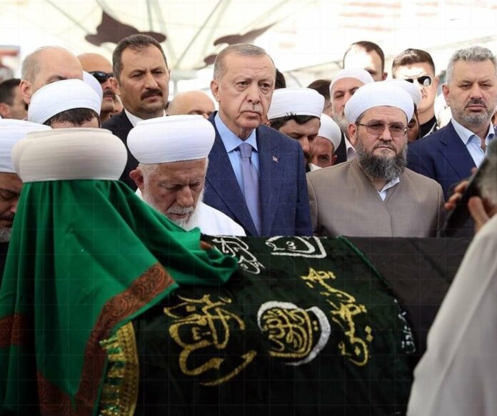 Späte Einsicht: Vizepräsident Schinas stoppt EU-Förderungen für türkische Islamisten.Frauen nicht erwünscht: Präsident Erdogan (M.) im Juni 2022 beim Begräbnis von Ismailaga-Führer Ustaosmanoglu.