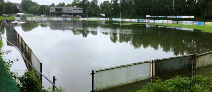 Nachdem der Sportplatz des SK Schärding wieder überflutet war, laufen aktuell die Aufräumarbeiten.
