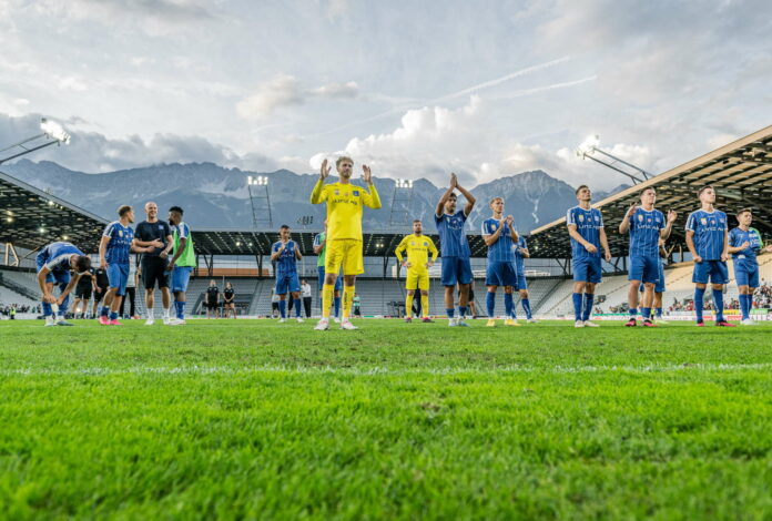 Die idyllische Tiroler Bergkulisse hinter dem Innsbrucker Tivoli war ein würdiger Rahmen für den ersten Bundesliga-Sieg in der Vereinsgeschichte des FC Blau-Weiß Linz.
