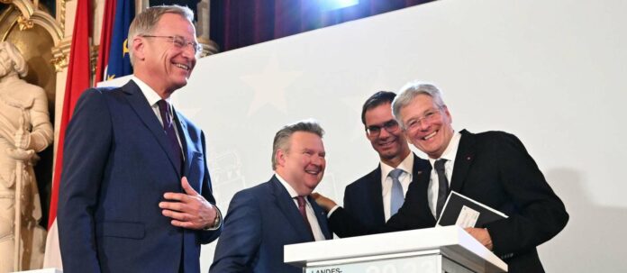 Viyana'daki toplantının ardından (soldan sağa): LH Thomas Stelzer (ÖVP), Viyana Belediye Başkanı Michael Ludwig (SPÖ), Vorarlberg Valisi Markus Wallner (ÖVP) ve LH Peter Kaiser (Karintiya, SPÖ).  LH Stelzer'in vardığı sonuç: “Tartışmalar ciddi ve adildi.  Ancak şu anda müzakereleri sonuçlandırmak mümkün değil” dedi.