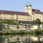 Abt Maximilian Neulinger erzählt ab 14 Uhr bei einer großen Stiftsführung über das Leben mit Denkmälern im Benediktinerstift Lambach.