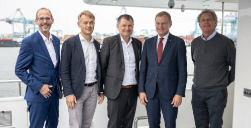 Beeindruckt von Rotterdam, Europas größtem Hafen. Von links: Chefredakteur Roland Korntner, Werner Pamminger (Geschäftsführer Business Upper Austria), Howard Lamb (Vertreter Österreichs und Zentraleuropas beim Hafenbetrieb Rotterdam), LH Thomas Stelzer und der Wirtschaftsdelegierte Michael Spalek.