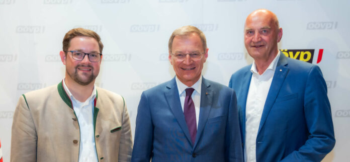 Eski ve yeni ÖVP bölge parti başkanı ve OÖVP kulüp başkanı Christian Dörfel (sağda), Pazartesi akşamı Inzersdorf'ta düzenlenen parti konferansında LH Thomas Stelzer ve OÖVP parti sekreteri Florian Hiegelsberger'i (solda) konuk olarak ağırlama fırsatı buldu.