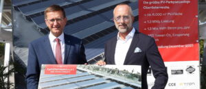 Wirtschaftslandesrat Markus Achleitner (l.) und Eurothermen-Chef Patrick Hochhauser präsentierten Oberösterreichs größte PV-Parkplatzanlage.
