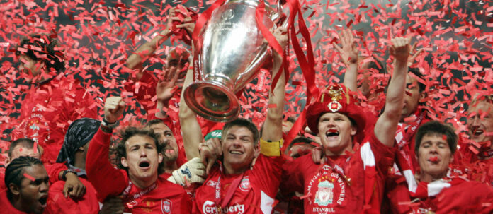 Der Jubel kannte keine Grenzen, als Liverpool-Kapitän Steven Gerrard (M.) zum damals fünften Mal in der Geschichte des Klubs den Pokal für den Sieg in der Königsklasse stemmte.