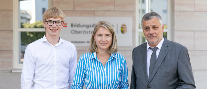 Yukarı Avusturya'da okulun başlangıcında sunulan yenilikler (soldan sağa): Devlet okulu sözcüsü Xaver Eicher, eğitim memuru LH-Stv.  Christine Haberlander ve Eğitim Direktörü Alfred Klampfer.