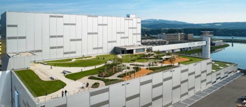 Seit 2014 hat die Linz AG in den Hafen — etwa in die neue Pharma- und Tiefkühlhalle (unten), das Parkdeck und die Modernisierung der Hafenbahn und die Erweiterung des Containerterminals —116 Millionen Euro investiert. Entstanden ist dabei auch der 3600 Quadratmeter große Hafenpark (rechts).