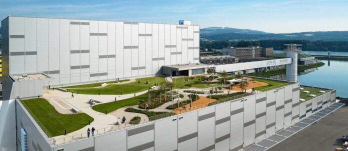 Seit 2014 hat die Linz AG in den Hafen — etwa in die neue Pharma- und Tiefkühlhalle (unten), das Parkdeck und die Modernisierung der Hafenbahn und die Erweiterung des Containerterminals —116 Millionen Euro investiert. Entstanden ist dabei auch der 3600 Quadratmeter große Hafenpark (rechts).