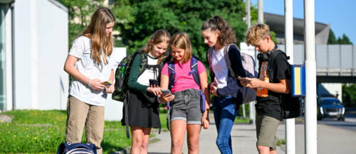 Auf dem Schulweg und im Straßenverkehr hat das Handy nichts verloren.