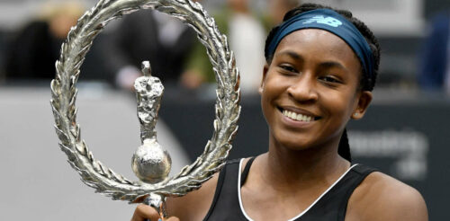 „Linzer“ US-Open-Finale: Coco Gauff (l.) erheilt ihren ersten WTA-Pokal beim Upper Austria Ladies, Sabalenka musste beim Jubiläum mit Mundschutz feiern.