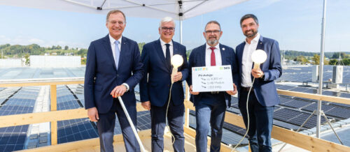 V.l.: LH Thomas Stelzer, Marcus Wild (SES), Center-Manager Thomas Krötzl und Bgm. Peter Schobesberger nehmen die PV-Anlage in Betrieb.