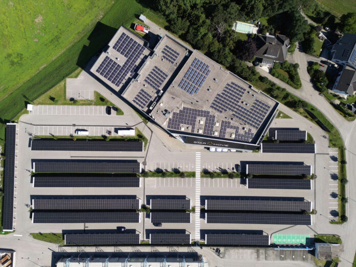 Sonnenktraftwerke auf verbauten/versiegelten Flächen: Oben der Parkplatz des Star Movie Kinos in Wels, unten Greiner Bio One in Rainbach.