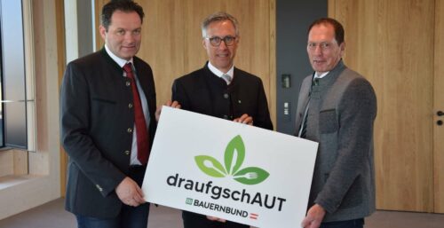 Landwirtschaftsminister Norbert Totschnig, Bauernbund-Präsident Georg Strasser und LKÖ-Präsident Josef Moosbrugger (von links) setzten sich unter anderem für einen Ausbau der Kennzeichnungspflicht ein, unter anderem mit der Kampagne „draufgschAUT“, die im Herbst startet.