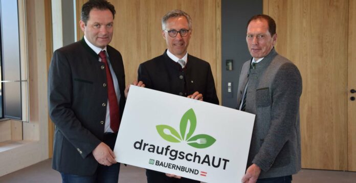 Landwirtschaftsminister Norbert Totschnig, Bauernbund-Präsident Georg Strasser und LKÖ-Präsident Josef Moosbrugger (von links) setzten sich unter anderem für einen Ausbau der Kennzeichnungspflicht ein, unter anderem mit der Kampagne „draufgschAUT“, die im Herbst startet.