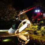 Fahrzeug landet im Schacherteich - Zwei Feuerwehren im Einsa