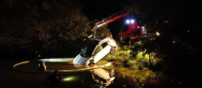 Fahrzeug landet im Schacherteich - Zwei Feuerwehren im Einsa