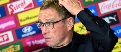 Sauer wegen der Nebenplätze: Ralf Rangnick drohte, das Abschlusstraining auf dem Hauptfeld zu absolvieren.