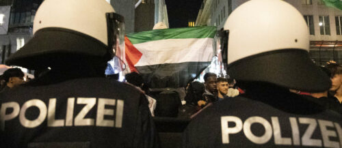 Wie bei anderen Palästinenser-Kundgebungen (hier in Wien) wird die Polizei am Sonntag auch in Linz vor einer Herausforderung stehen.