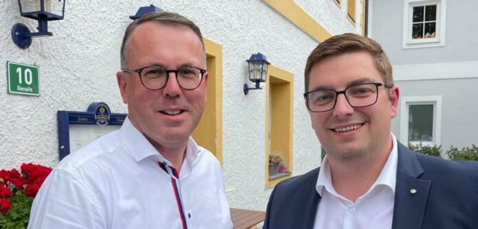 OÖVP bölge parti başkanı Günther Lengauer (solda), belediye başkanı adayı Benjamin Salhofer'e ikinci tur seçimler için Halk Partisi'nin tam desteğini vaat etti.