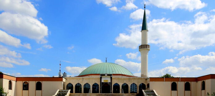 IZ Viyana'nın ana sayfasında Dünya Müslüman Birliği'nin Avusturya'da da neler yaptığını okuyabilirsiniz: İslam'ı yaymak. Sorun değil mi?  AMS, Cumartesi günü Viyana İslam Merkezi'nde düzenlenecek bir etkinlikte bir bilgi standıyla temsil edilecek.
