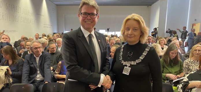 Bundesminister Martin Polaschek gratulierte Rektorin Brigitte Hütter zum Geburtstag der Kunstuni Linz.