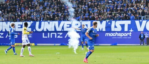 In der sechsten Spielminute schlug ein pyrotechnischer Gegenstand, der von einem sogenannten „Fan“ aus dem Sektor der LASK-Fans abgefeuert wurde nur knapp neben Blau-Weiß-Angreifer Paul Mensah ein.